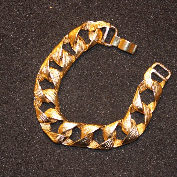 KJL Kenneth J Lane Gold Colored Brushed Ribbon Link Bracelet - Picture 1 of 3
